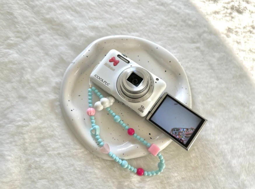 Pre-Owned Nikon white coolpix s6600 flip screen digital cameras